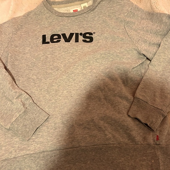 This Levi's crewneck is very thick and warm I've only worn a few times but love! - Picture 3 of 4